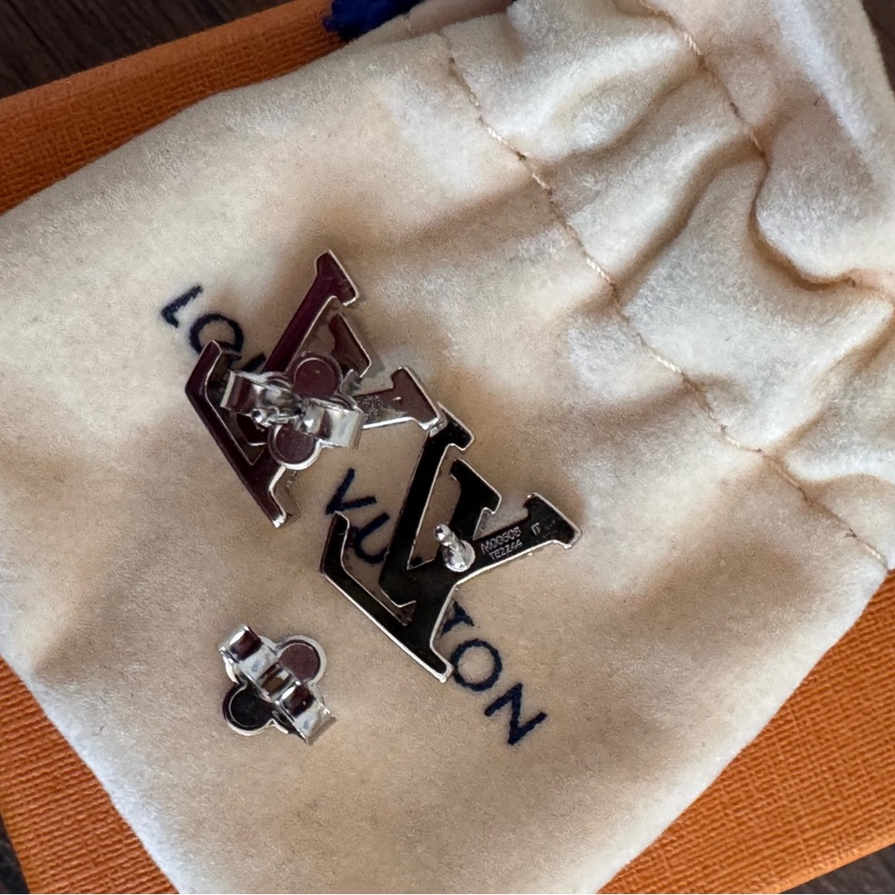 ❌SOLD❌NEW LOUIS VUITTON LV Iconic Silver Crystal Embellished Earrings - Picture 4 of 5